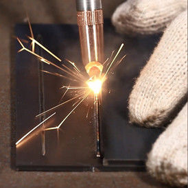 ওয়াটার বোতল সিঙ্ক মেটাল প্লেট হ্যান্ডহেল্ড লেজার ওয়েল্ডিং মেশিন ১০০০W ১৫০০W ২০০০W