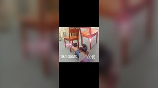 লেজার ক্লিনিং মেশিন কাঠ 300w 500w থেকে পেইন্ট অপসারণ করছে